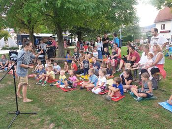 Ljuba in Drago sredi Vrhnike razveseljeval mlade