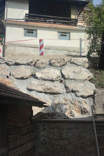 Kamnita zložba za preprečevanje plazenja brežine na Jelah