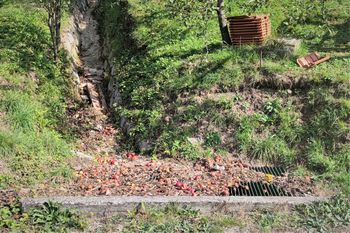 Zatrpani odtočni kanali, jarki in rešetke