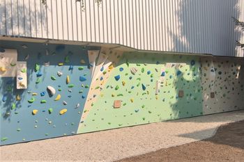 Plezalna stena pri telovadnici