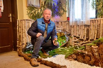 Lojze Bogataj je postavil         jaslice