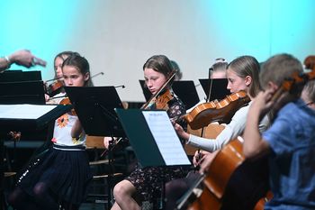 Koncert godalnih orkestrov - Mladi glasbeniki zasijali na odru