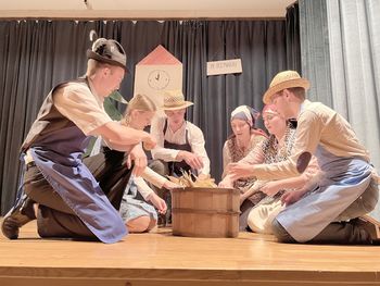 "Lubez'n včas' ... Pa zdej!"