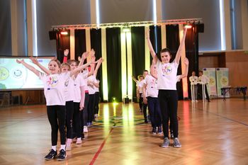 Četrtošolci iz OŠ Horjul zaplesali rokenrol v sklopu projekta Dance to be FIT
