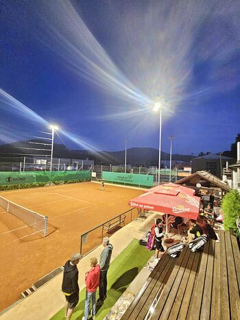 Teniški klub Vrhnika presegel 200 članov – in zasijal v novi led razsvetljavi