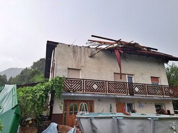 Neurje odkrivalo strehe, lomilo drevesa