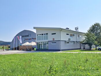Obnovljena fasada na objektu športnega parka
