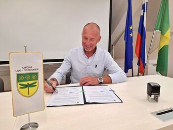 S podpisom pogodbe se nadaljuje prenova pokopališča v Dragomerju