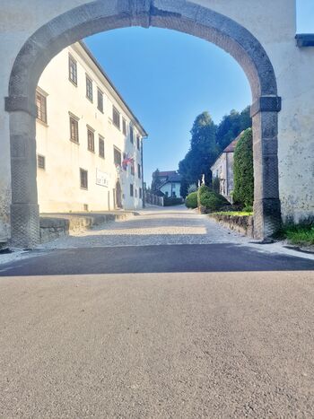 Kulturni biser Polhovega Gradca s prenovljenim dvoriščem
