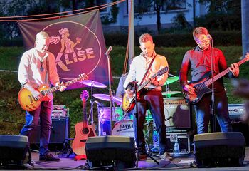 Jesenski »Pivo in burger« v Polhovem Gradcu