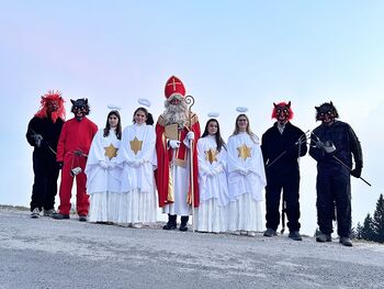 Miklavž obiskal otroke v Črnem Vrhu in okolici Miklavž obiskal otroke v Črnem Vrhu in okolici