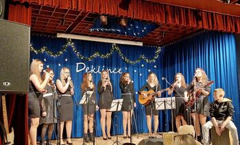 Koncert vokalne skupine Deklince in prižig lučk v Črnem Vrhu