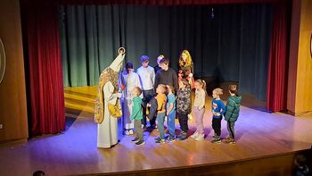 Miklavž razveselil otroke v Polhovem Gradcu Miklavž razveselil otroke v Polhovem Gradcu