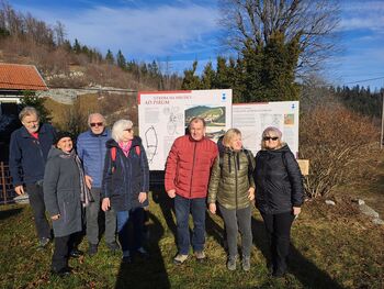 Člani ŠK Enajsta šola o antiki iz Dragomerja na ogledu rimske utrdbe Ad Pirum na Hrušici Člani ŠK Enajsta šola o antiki iz Dragomerja na ogledu rimske utrdbe Ad Pirum na Hrušici