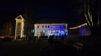Miklavžev sejem in prižig luči pred Polhograjsko graščino