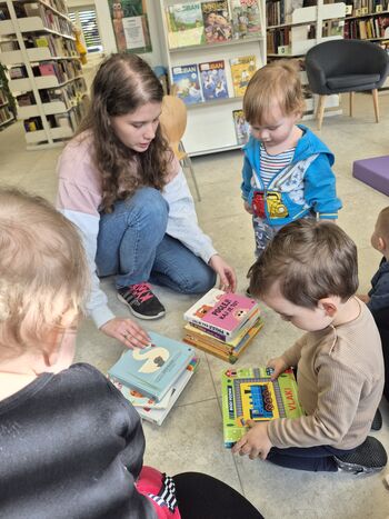 Obisk vrtca v knjižnici na Dobrovi