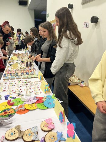 Prisrčna šolska prireditev v znamenju ustvarjalnosti in poklona mamicam Prisrčna šolska prireditev v znamenju ustvarjalnosti in poklona mamicam