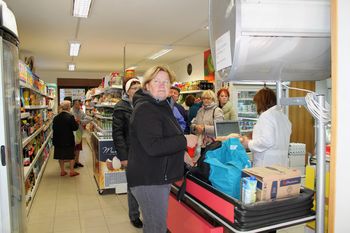 Trgovske police je napolnil M-Orel