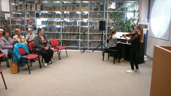 Knjižnico krasijo čudovite čipke Koščevih klekljaric