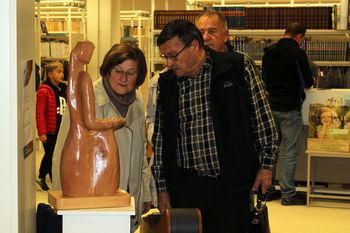 Knjižnica gosti lesene umetnine Janeza Pereniča