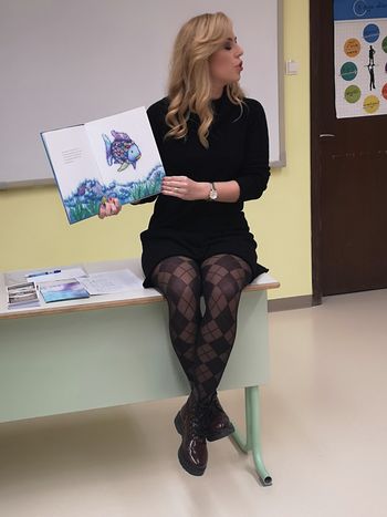 Televizijka Ana Tavčar-Pirkovič brala pravljico