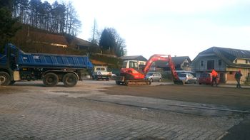 Na novo nasuto parkirišče že razrito