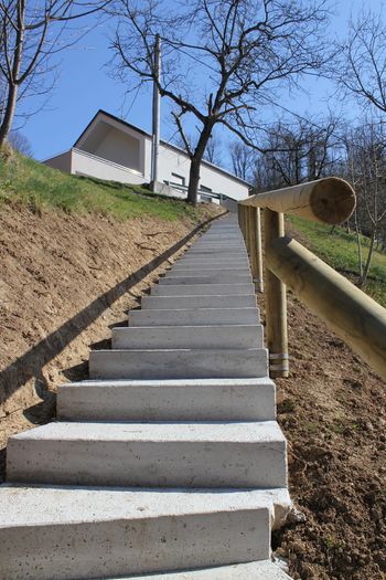 Vrhovčeva in regionalna povezani s stopnicami