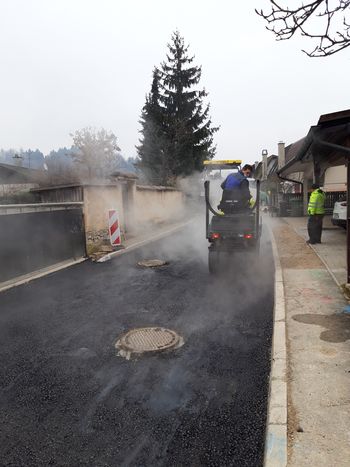 Začeli z asfaltiranjem cest Začeli z asfaltiranjem cest