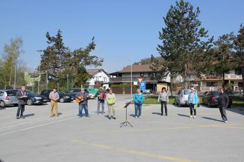 Znova zadonela pesem