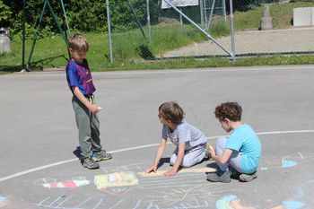 Sivino asfalta polepšala paleta pisanih barv