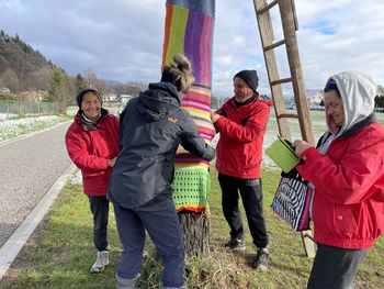 Pletene umetnine krasijo drevesa