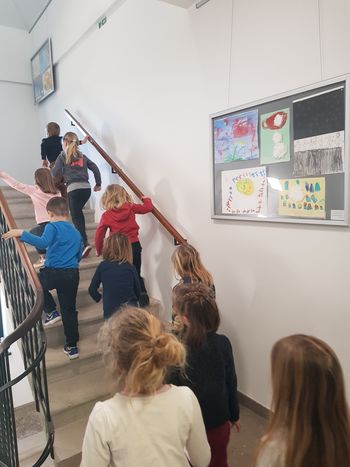 Vrtčevske umetnine so si ogledali otroci Vrtčevske umetnine so si ogledali otroci