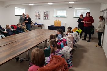 V spominski sobi otroci stopili v pravljični svet