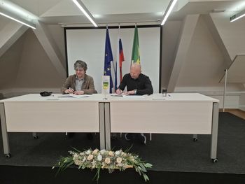 Aprila začetek prenove pošte in lekarne