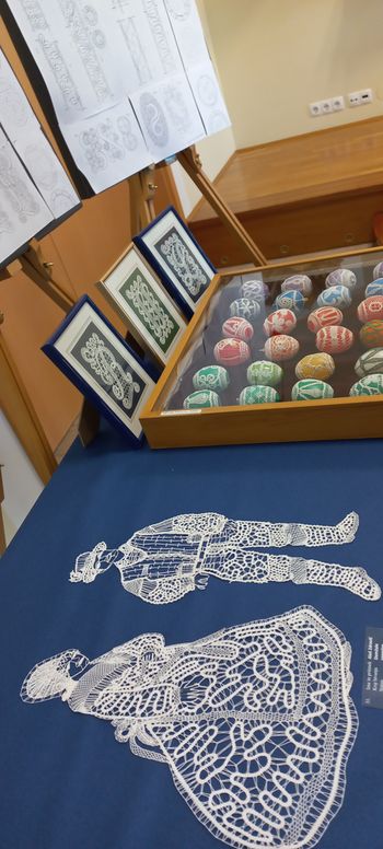 Klekljarice KUD Kosec na čipkarskih dnevih v Žireh