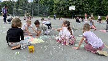 Šolsko dvorišče odeto v pisane barve Šolsko dvorišče odeto v pisane barve