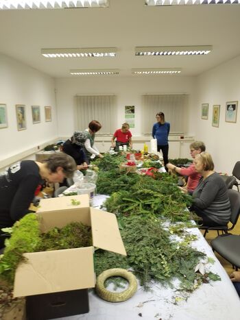 Ustvarili adventne venčke iz naravnih materialov