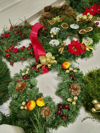 Ustvarili adventne venčke iz naravnih materialov