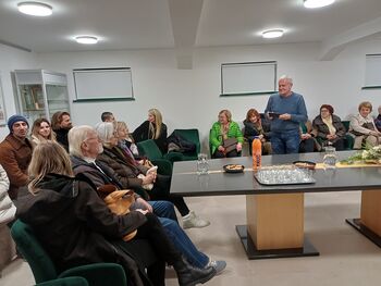 Likovna zgodba, ki raste iz svinčnika in domišljije