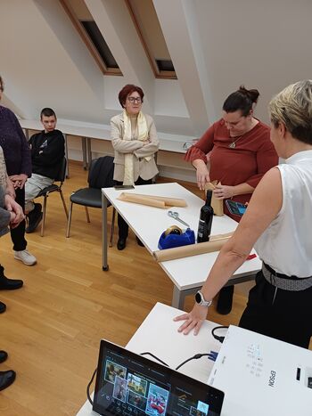 Bonton in darila: ko prazniki postanejo čas pozornosti in odnosa