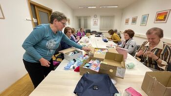 Toplina rok za najmlajše: članice KUD Kosec obdarile novorojenčke Toplina rok za najmlajše: članice KUD Kosec obdarile novorojenčke