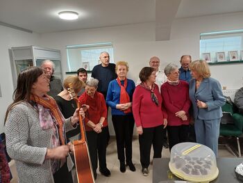 Stavbna dediščina Dragomerja in Suho cvetje na voščilnicah – navdih  slikarke Emilije Erbežnik