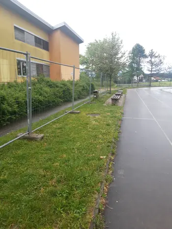 Na šolskem dvorišču so se oglasili gradbeni stroji