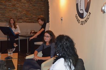 Raje kot na odru je za njim 