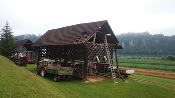 Na Logu obnova 145 let starega kozolca