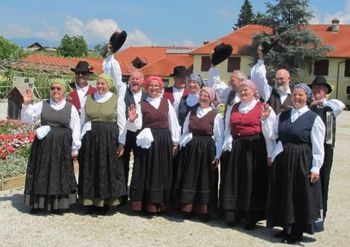 Večer ljudske glasbe in plesa 