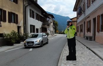 Silhuete policistov za večjo prometno varnost na cestah Zgornjega Posočja