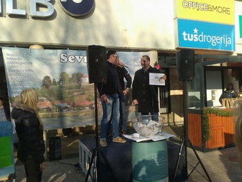 Žrebanje nagradne kartice veselja 2016 na božični tržnici v Sevnici