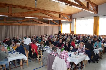 UPOKOJENCI ZDRUŽENI V DRUŠTVU UPOKOJENCEV KRIŽEVCI SMO SE ZBRALI V DVORANI PGD VUČJA VAS