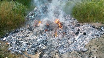 Sosed, dajte že enkrat nehat kurit odpadke!